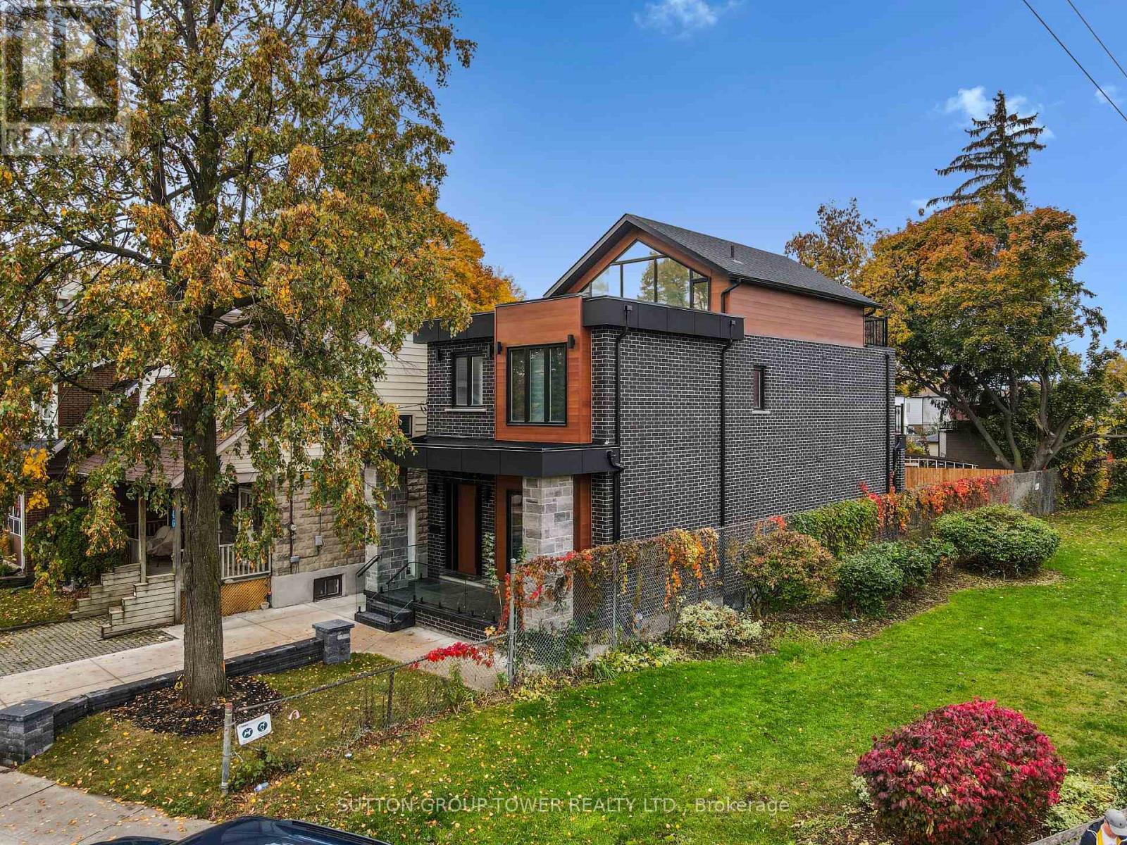 Photo 2 of 48 Silverthorn Avenue, Toronto ON