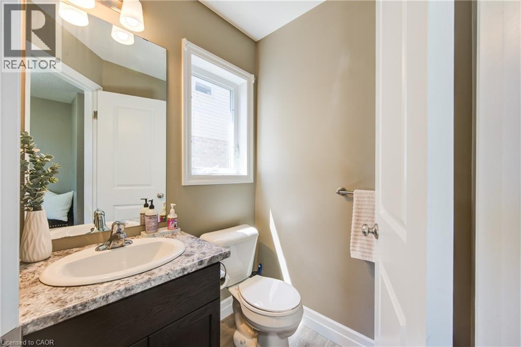 Photo 15 of 63 Crab Apple Court, Wellesley ON