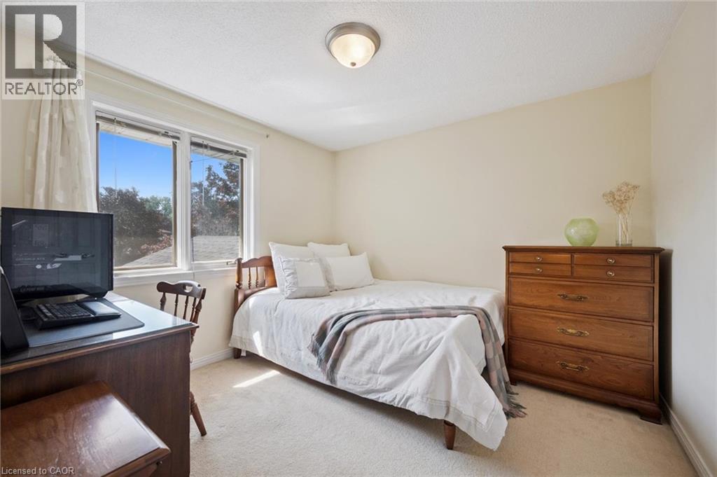 Photo 13 of 576 Royal Beech Drive, Waterloo ON