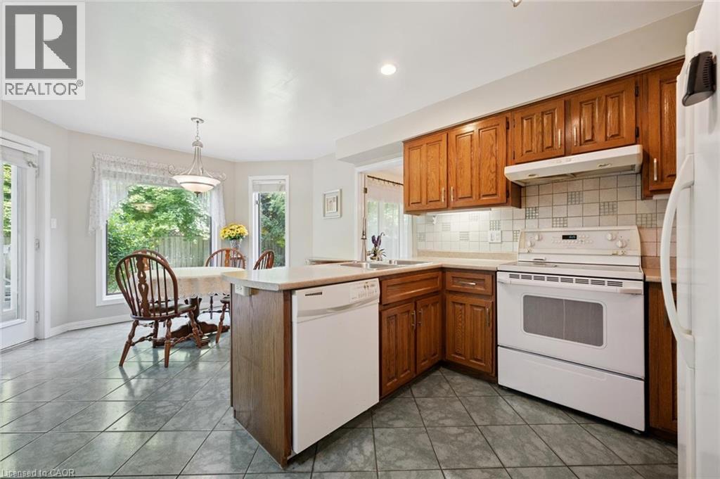 Photo 8 of 576 Royal Beech Drive, Waterloo ON