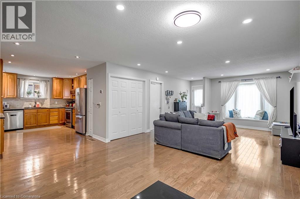 Photo 4 of 18 Rosewell Street, Hamilton ON