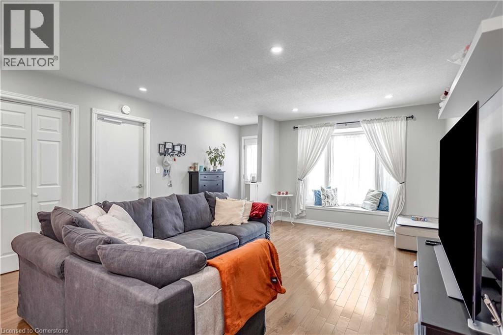 Photo 3 of 18 Rosewell Street, Hamilton ON