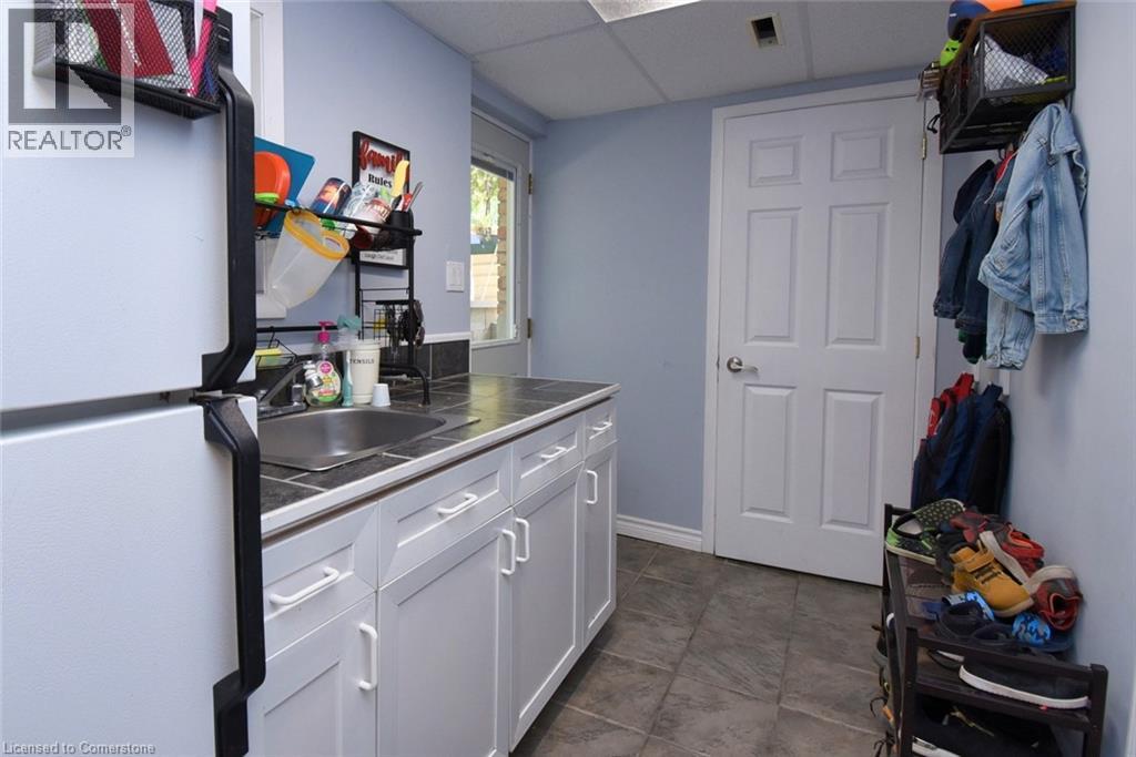 Photo 35 of 5 7th Street, Grimsby ON