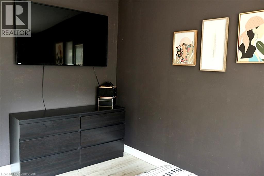 Photo 2 of 9 Duncairn Court, Hamilton ON
