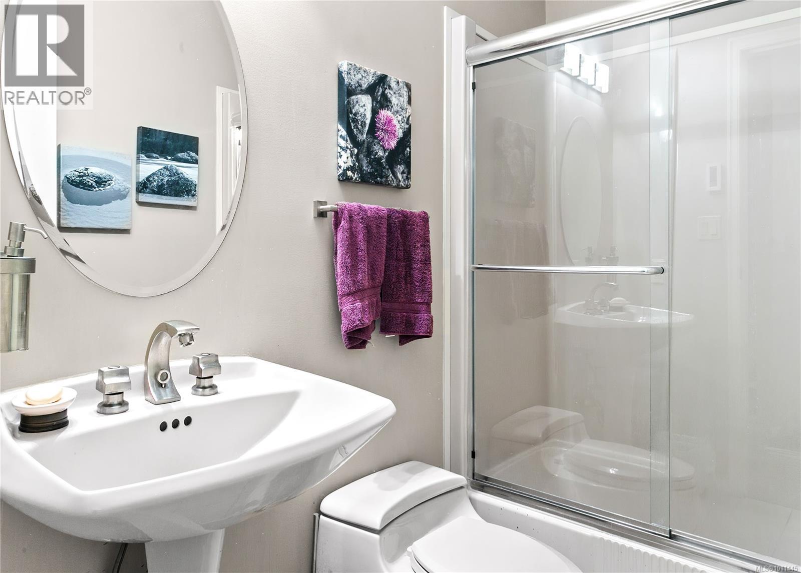 Photo 33 of 8152 Woodwyn Terr, Central Saanich BC