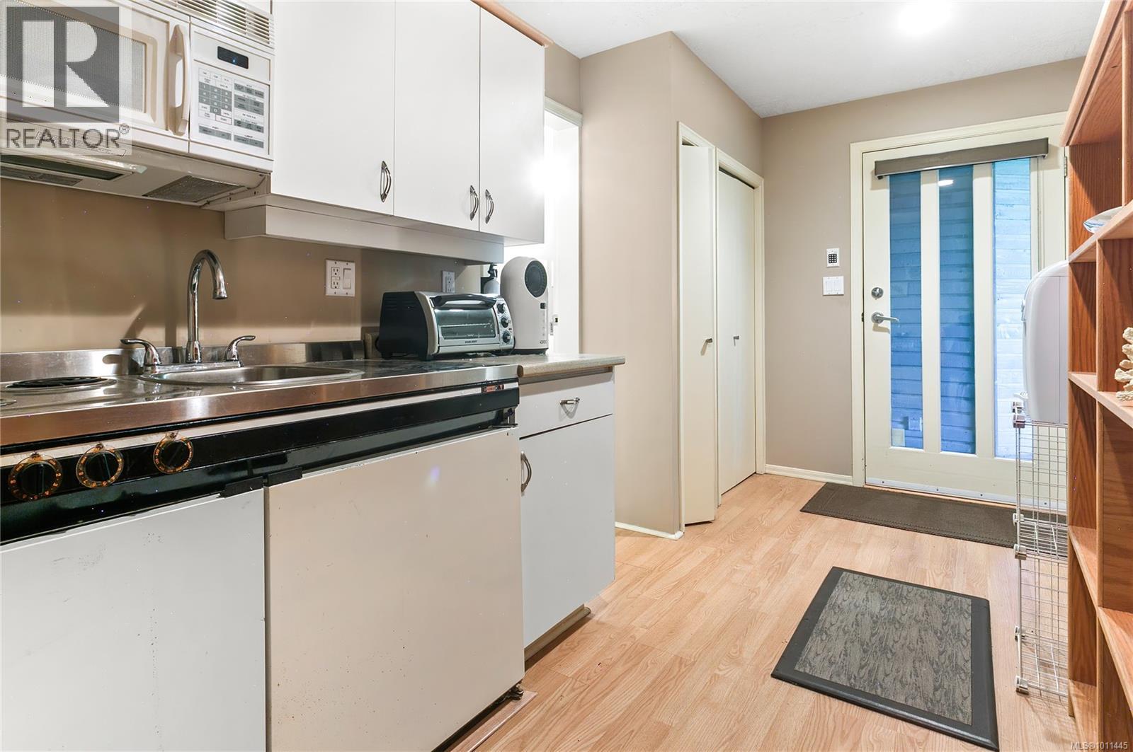 Photo 5 of 8152 Woodwyn Terr, Central Saanich BC