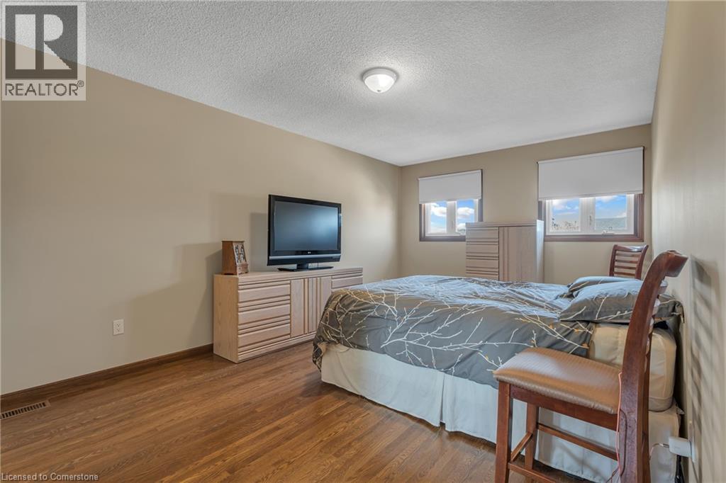 Photo 9 of 2 Vinehill Drive, Hamilton ON