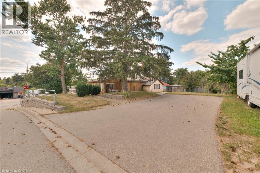 Photo 15 of 28 Manitou Drive, Kitchener ON
