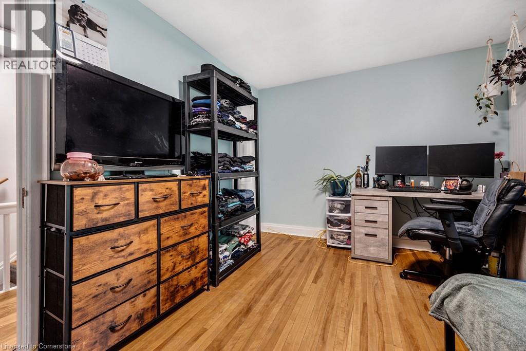 Photo 16 of 146 Westminster Drive S, Cambridge ON