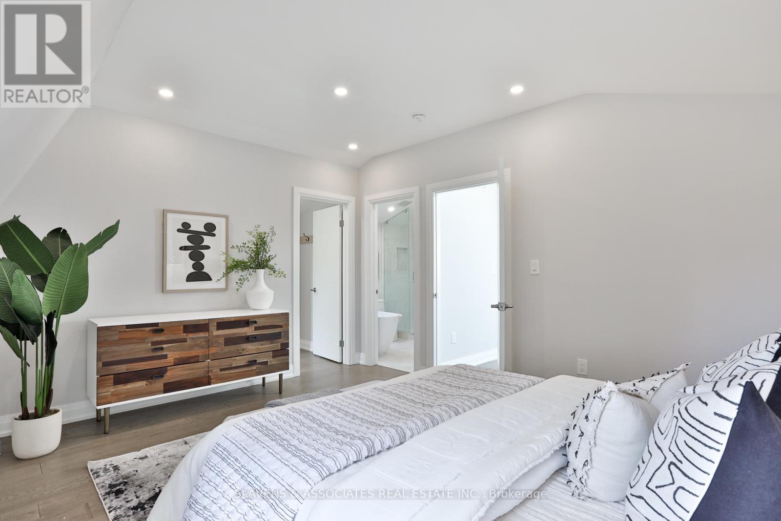 Photo 24 of 52 Shields Avenue, Toronto ON