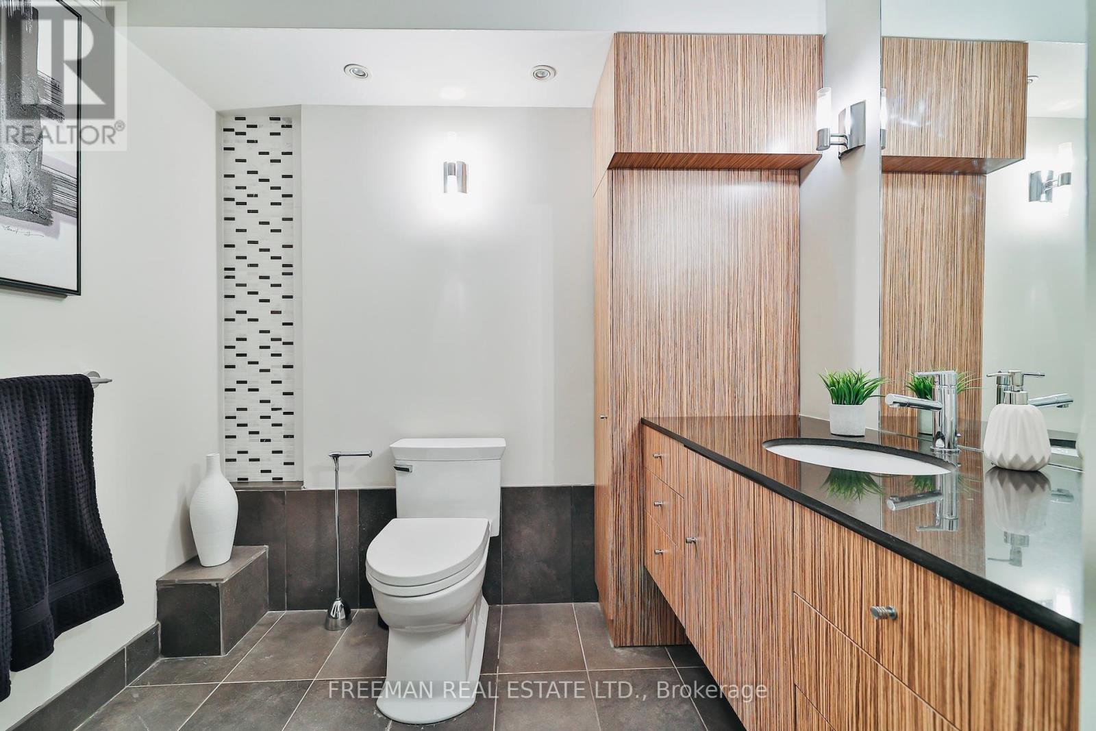 Photo 2 of 204 360 Bloor Street E, Toronto ON