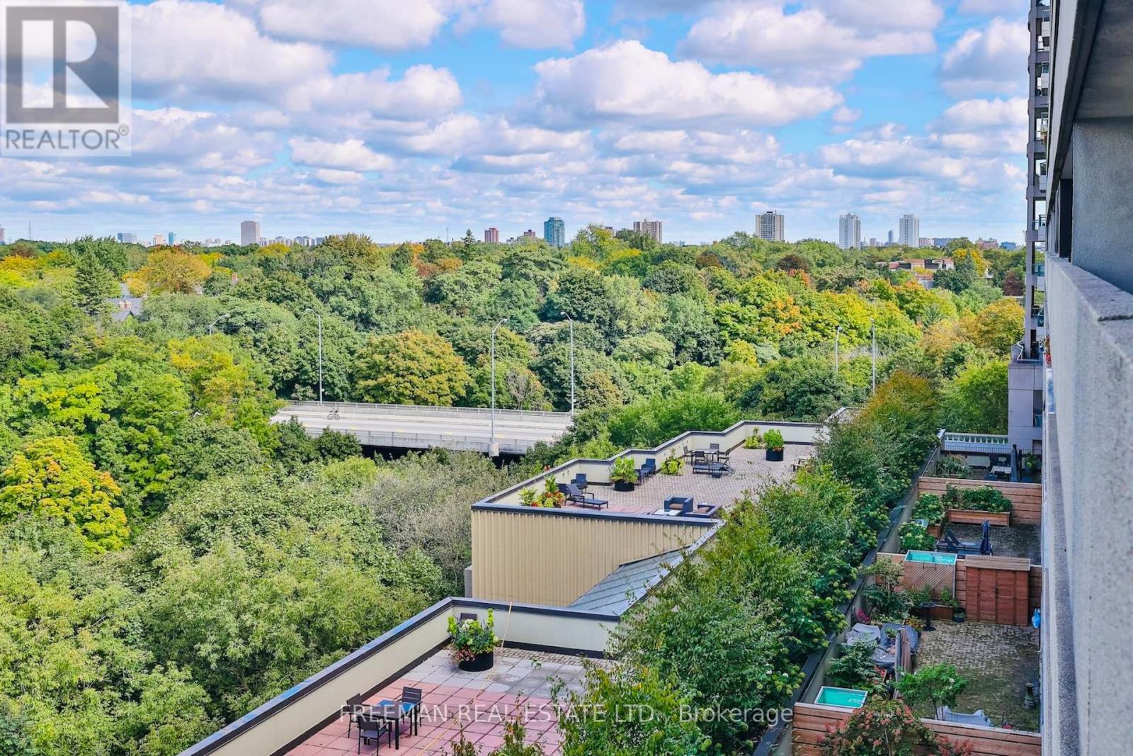 Photo 4 of 204 360 Bloor Street E, Toronto ON