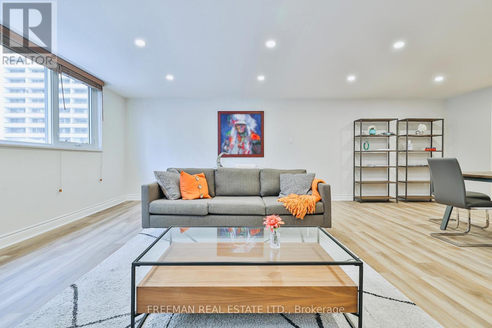 Photo 6 of 204 360 Bloor Street E, Toronto ON