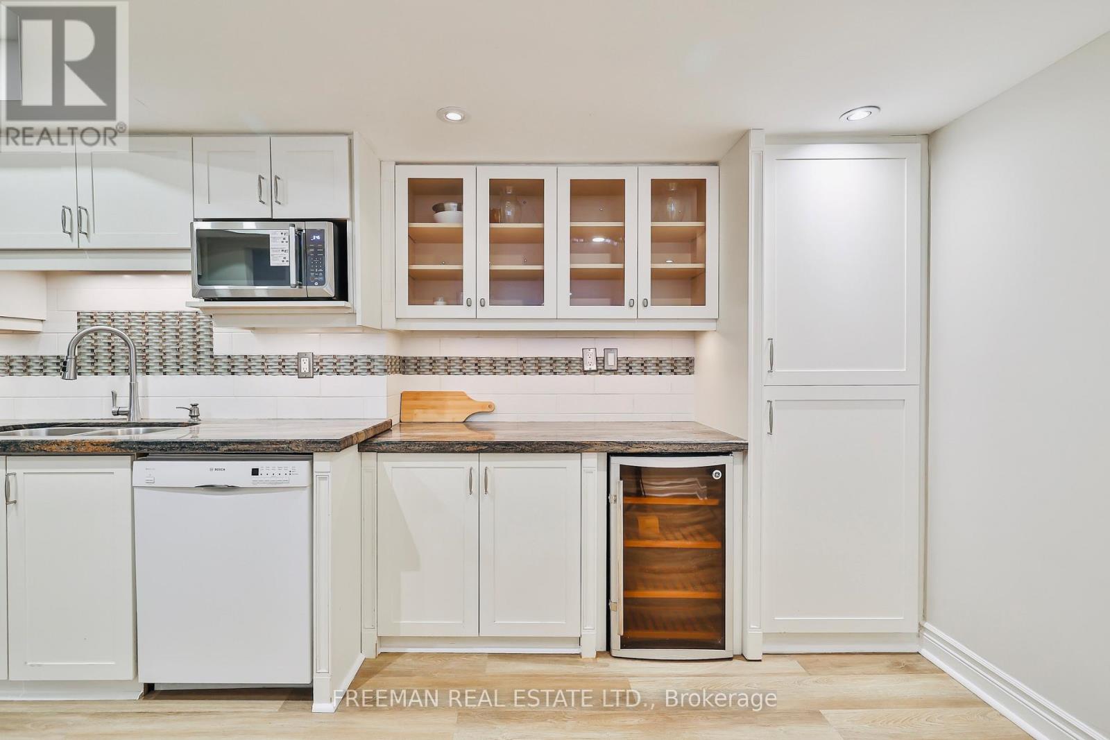 Photo 3 of 204 360 Bloor Street E, Toronto ON