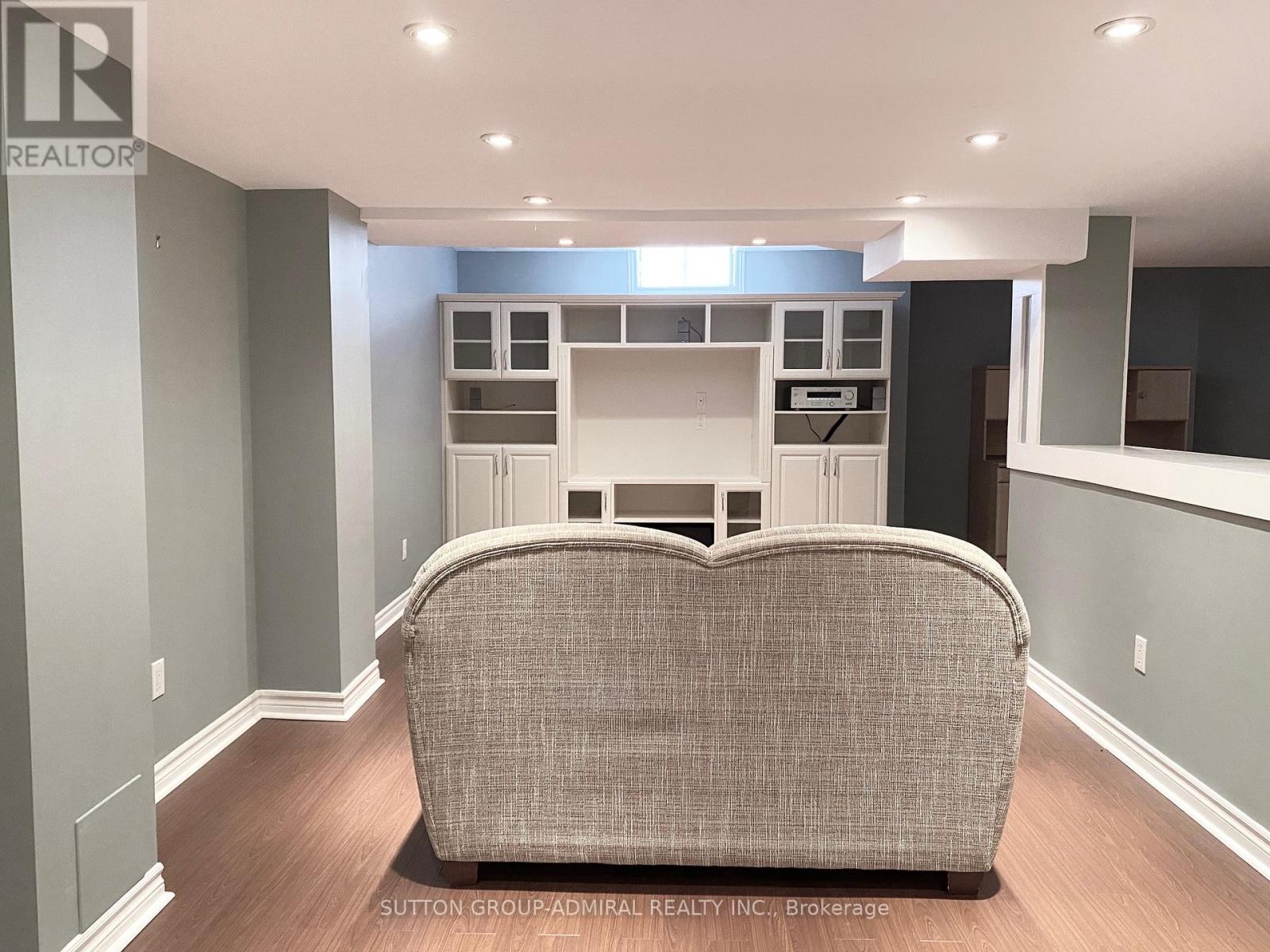 Photo 3 of 46 Oceanview Street, Richmond Hill ON