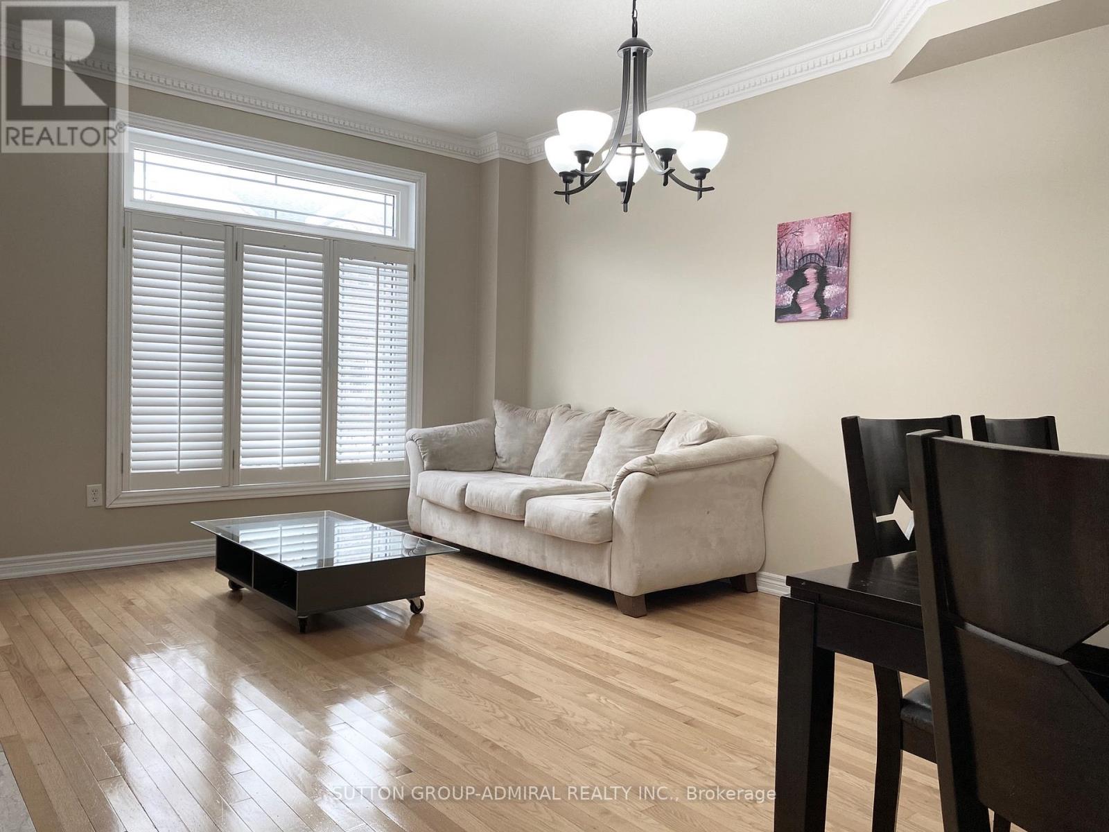 Photo 4 of 46 Oceanview Street, Richmond Hill ON