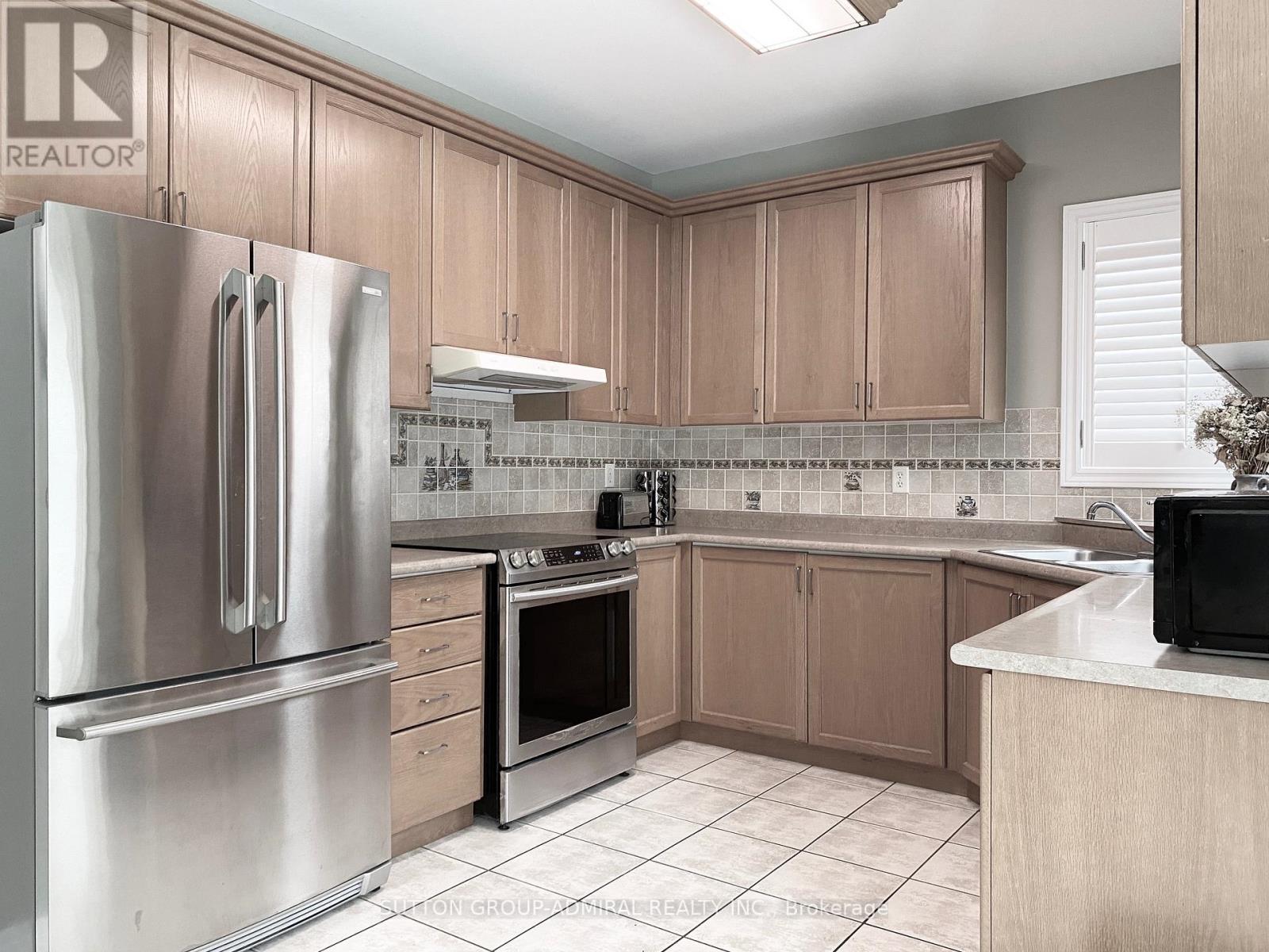 Photo 13 of 46 Oceanview Street, Richmond Hill ON