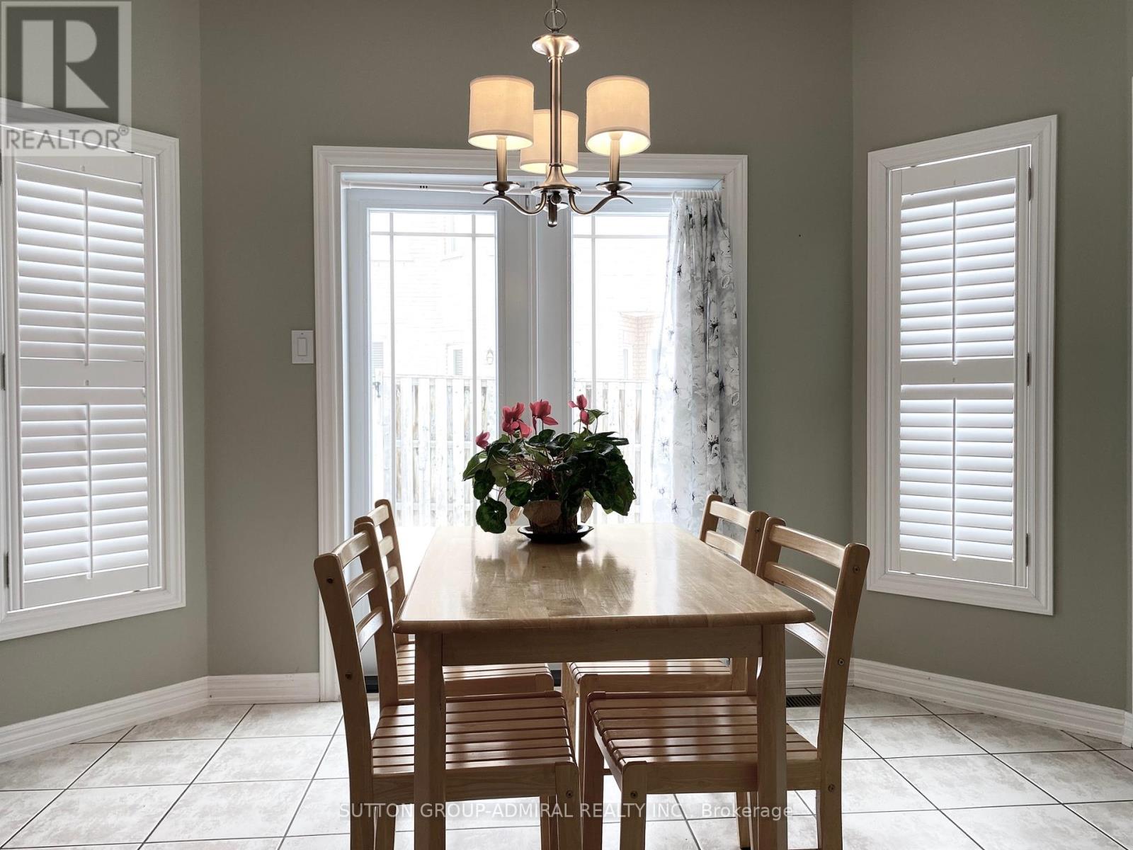 Photo 5 of 46 Oceanview Street, Richmond Hill ON
