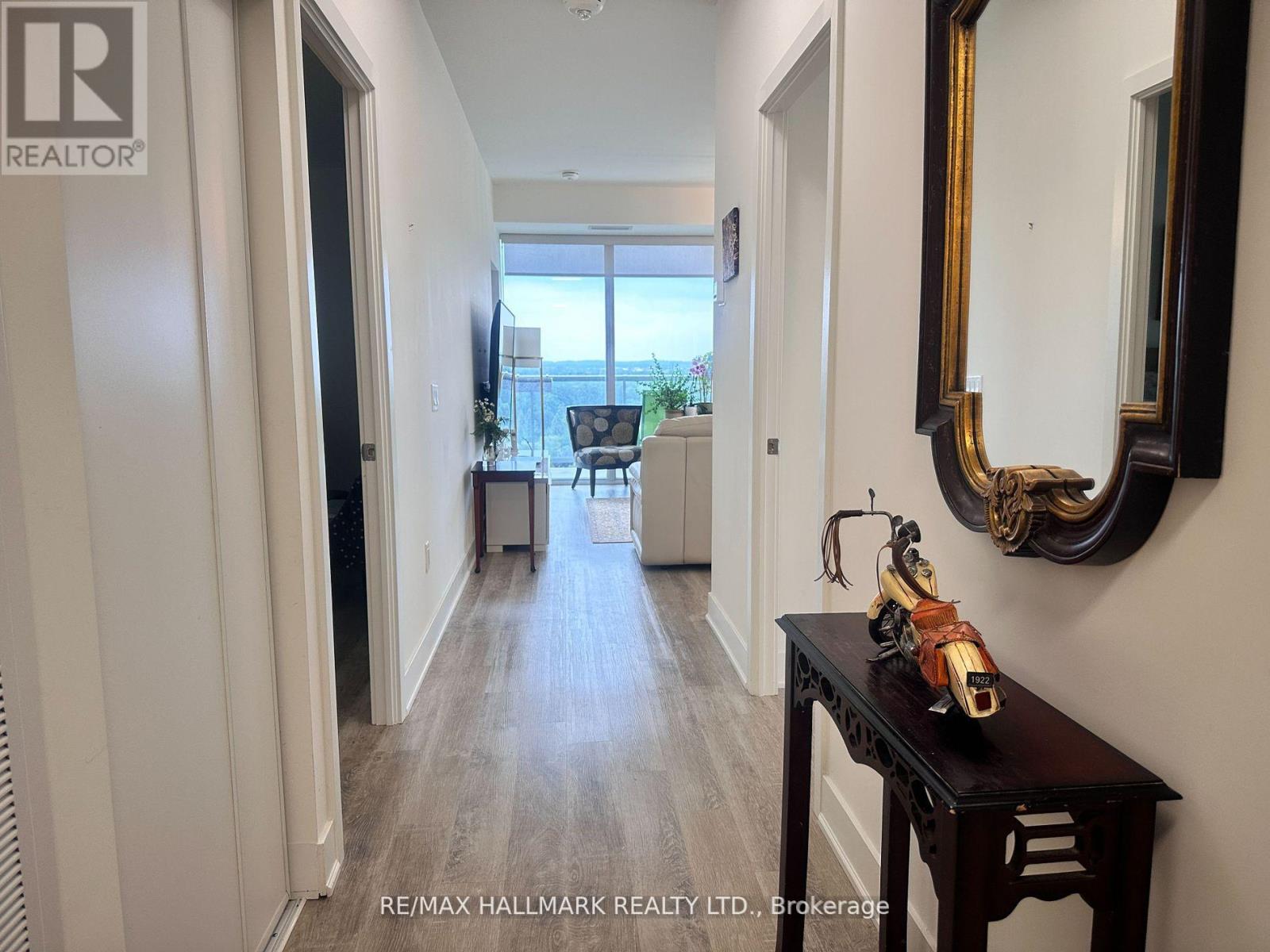 Photo 5 of 1104 185 Deerfield Road, Newmarket ON