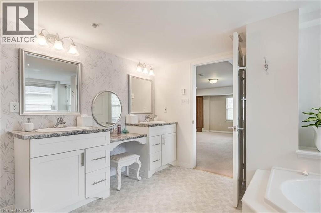 #311 8 HURON Street - 27