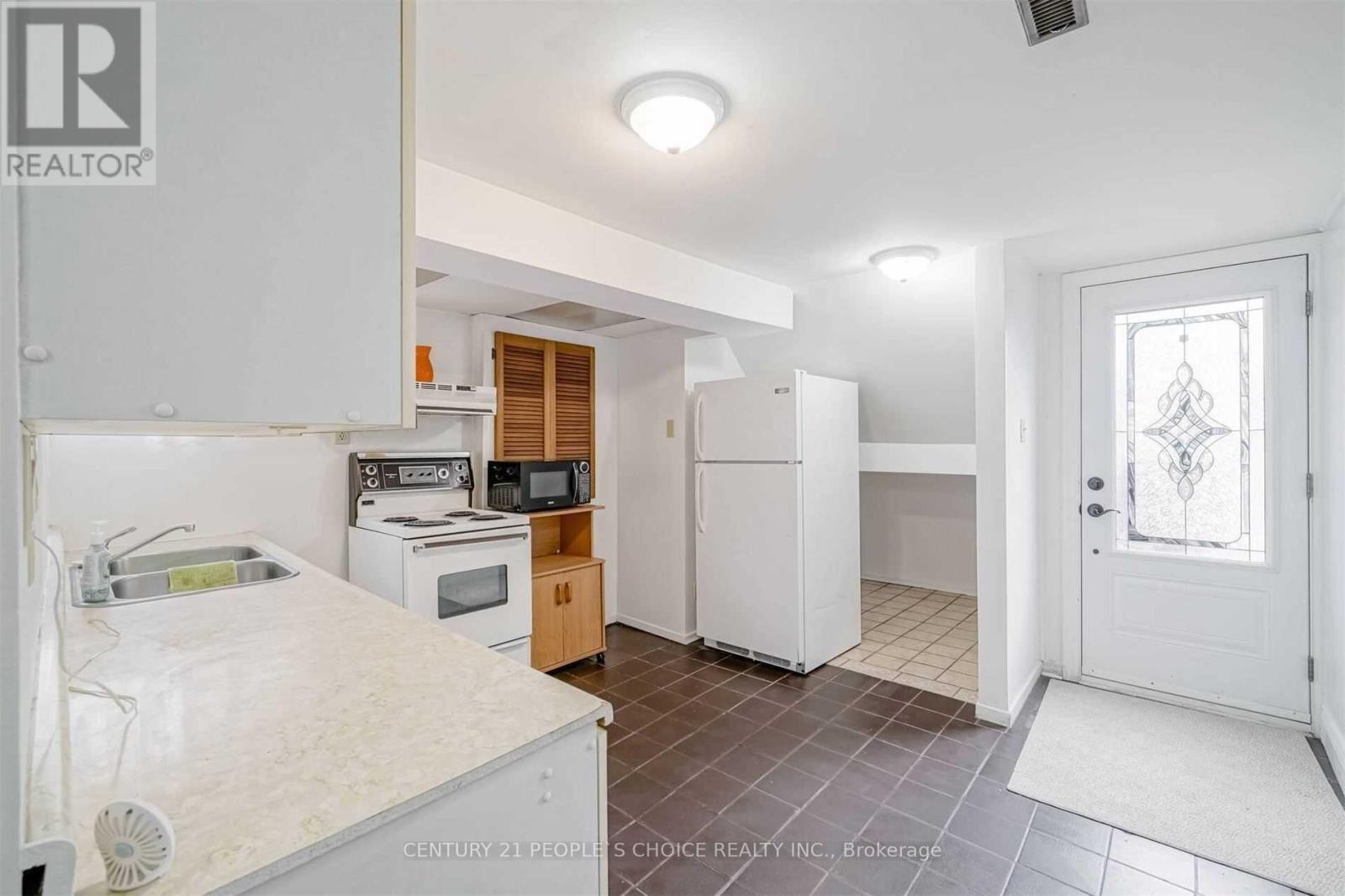 Photo 3 of 58 Camberley Crescent, Brampton ON