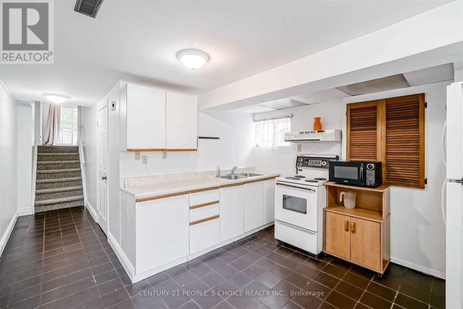 Photo 5 of 58 Camberley Crescent, Brampton ON