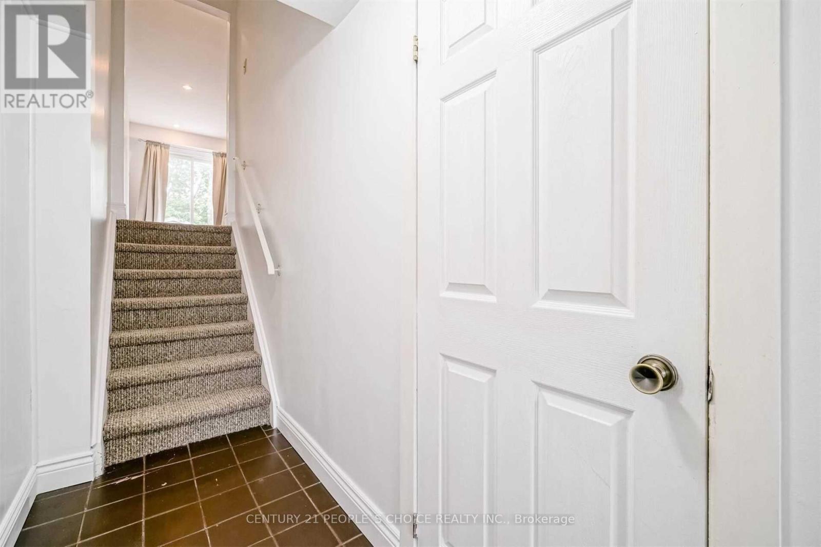 Photo 8 of 58 Camberley Crescent, Brampton ON