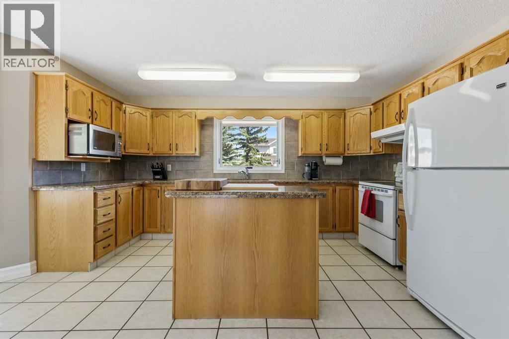 Single Family House for Sale in  Hawktree Bay NW Hawkwood Calgary 