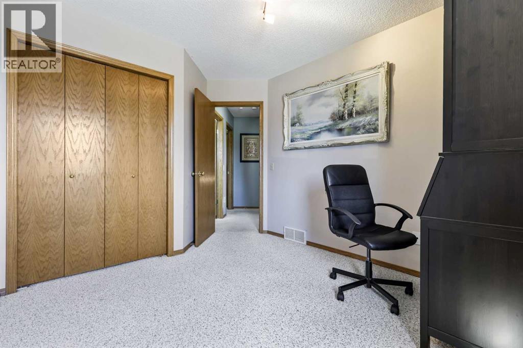 Single Family House for Sale in  Hawktree Bay NW Hawkwood Calgary 