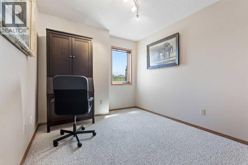Single Family House for Sale in  Hawktree Bay NW Hawkwood Calgary 