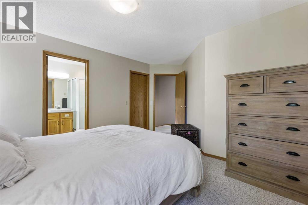Single Family House for Sale in  Hawktree Bay NW Hawkwood Calgary 