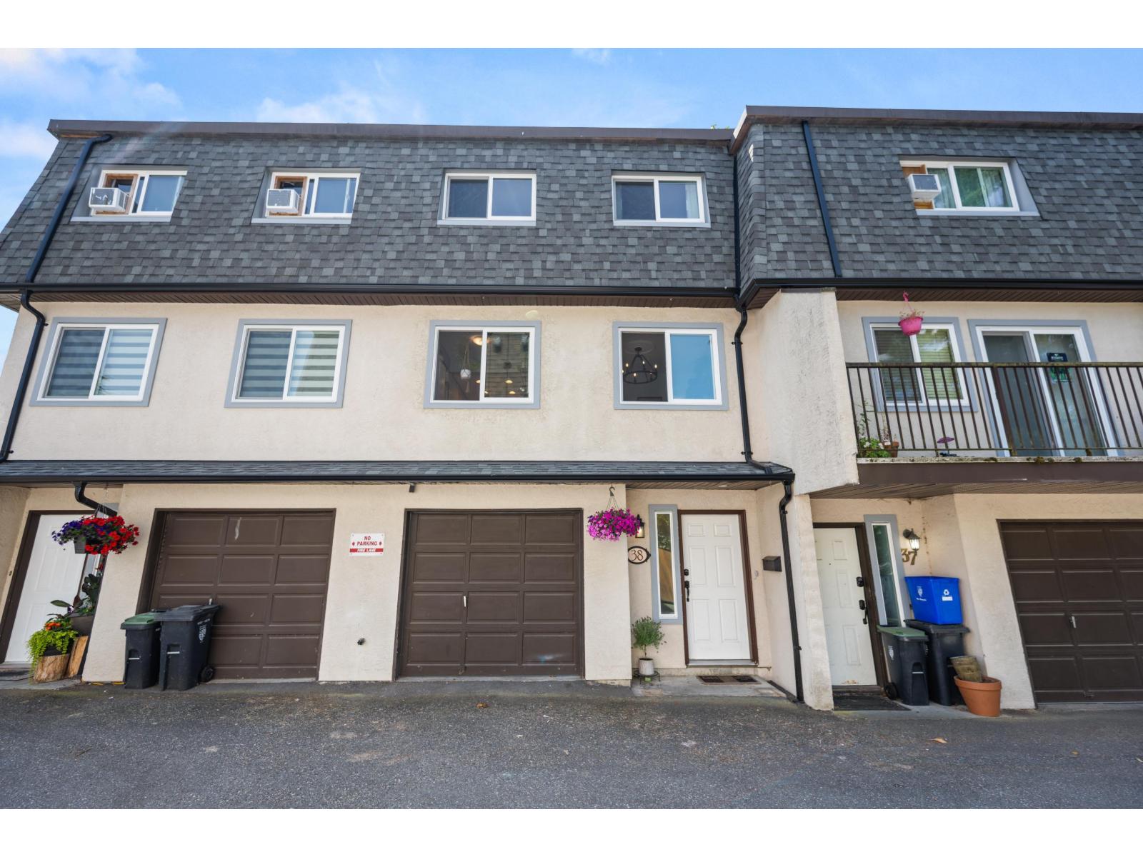 Photo 1 of 38 27125 31 A Avenue, Langley BC