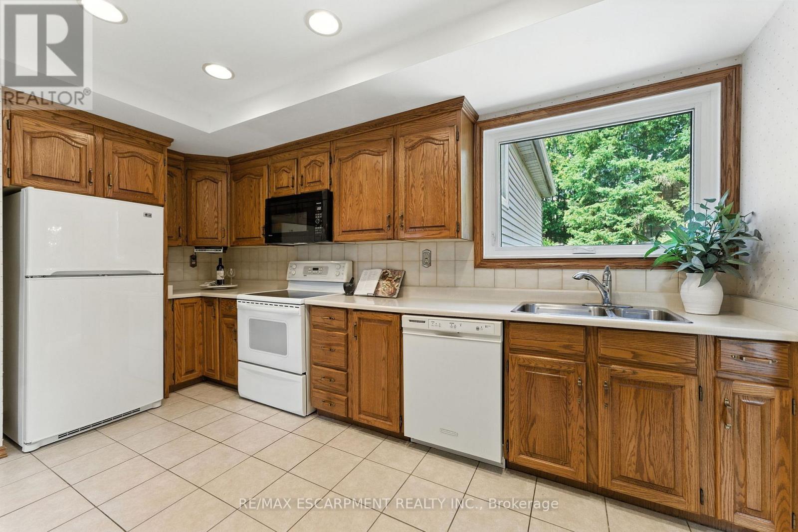 Photo 7 of 51 Pleasant Avenue, Hamilton ON