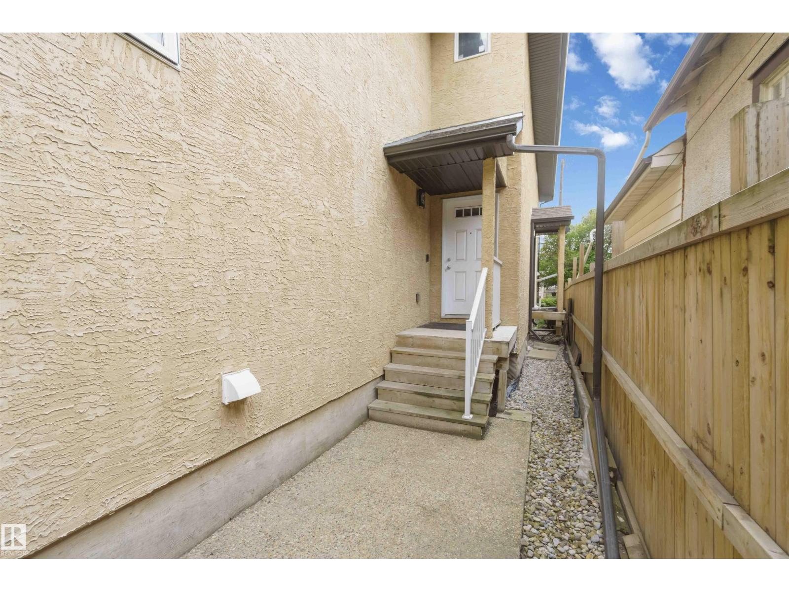 Photo 8 of 11438 97 St Nw, Edmonton AB