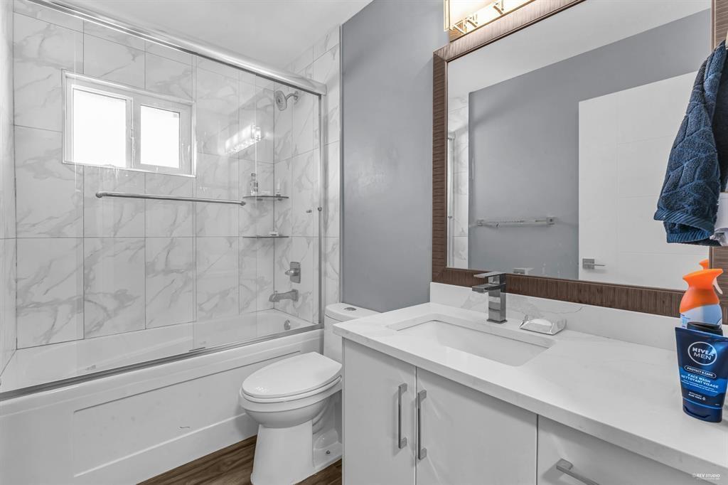Photo 10 of 13572 68 Avenue, Surrey BC