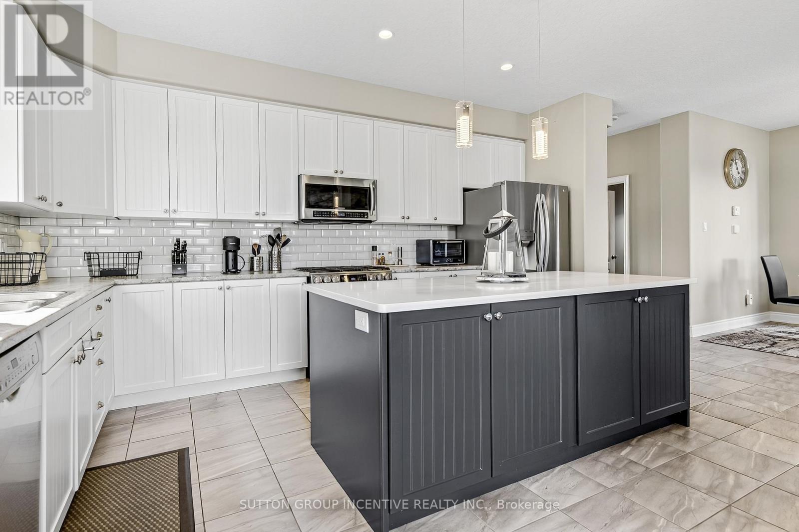 Photo 33 of 22 Britannic Lane, Barrie ON