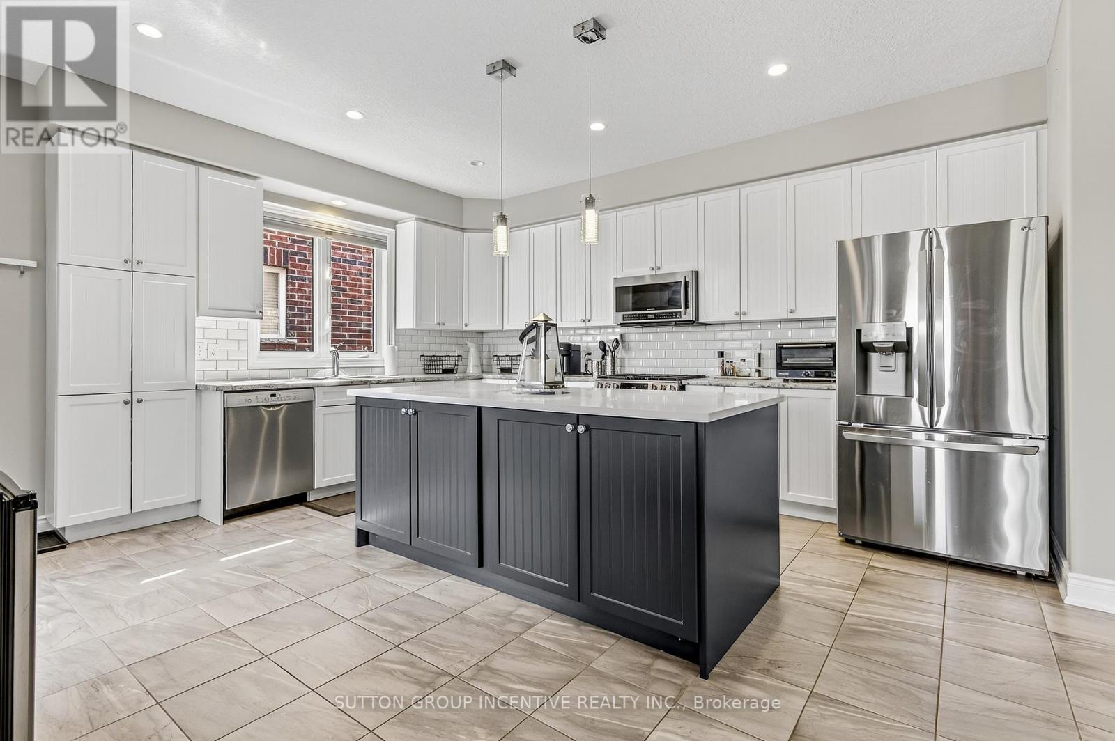 Photo 11 of 22 Britannic Lane, Barrie ON