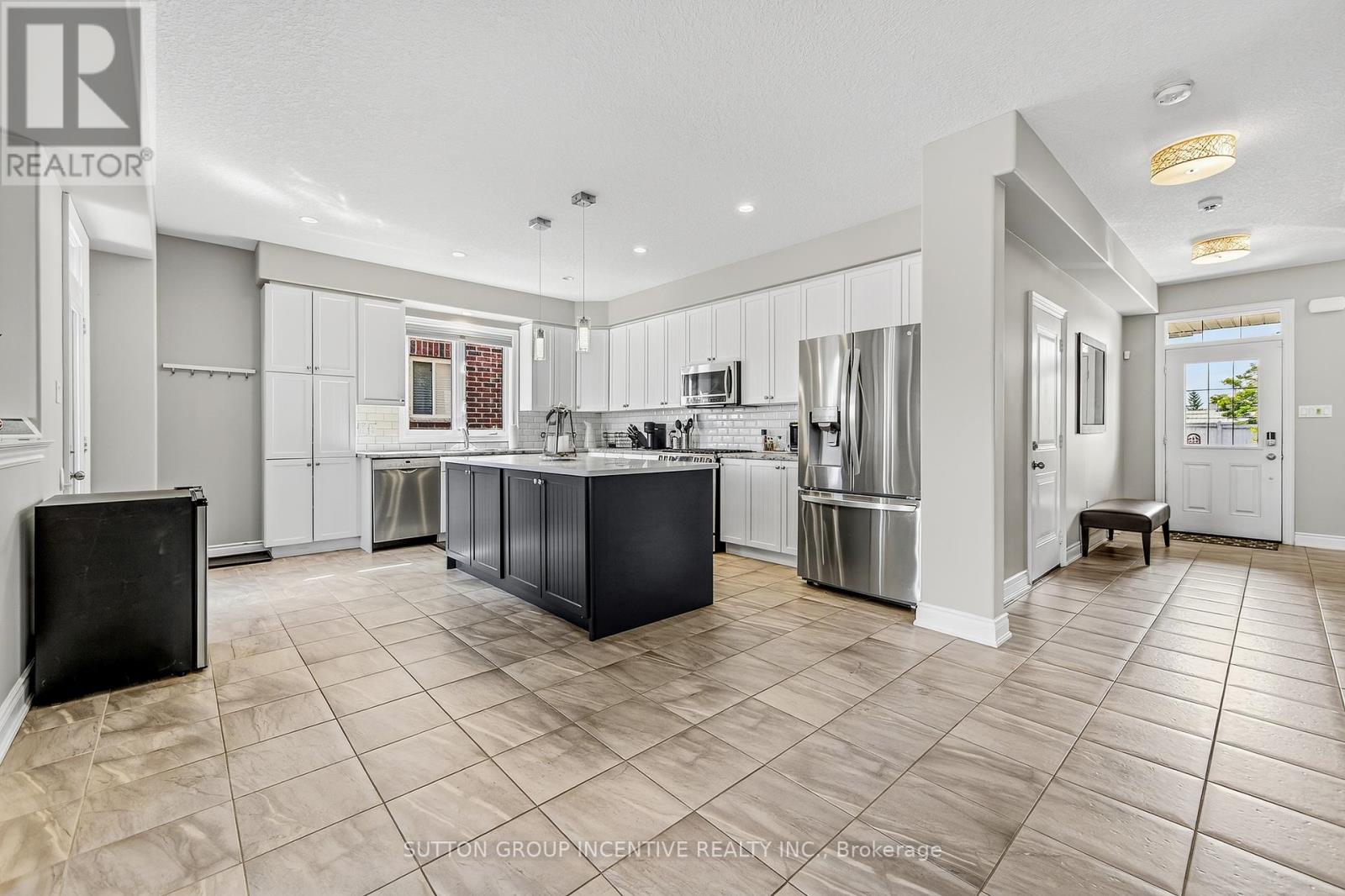 Photo 27 of 22 Britannic Lane, Barrie ON