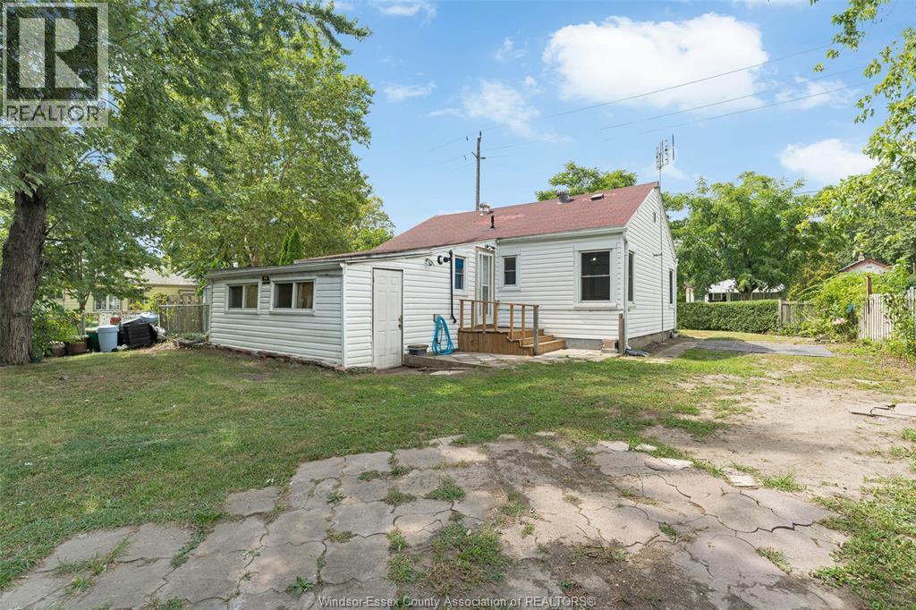 Photo 5 of 3597 Bloomfield, Windsor ON
