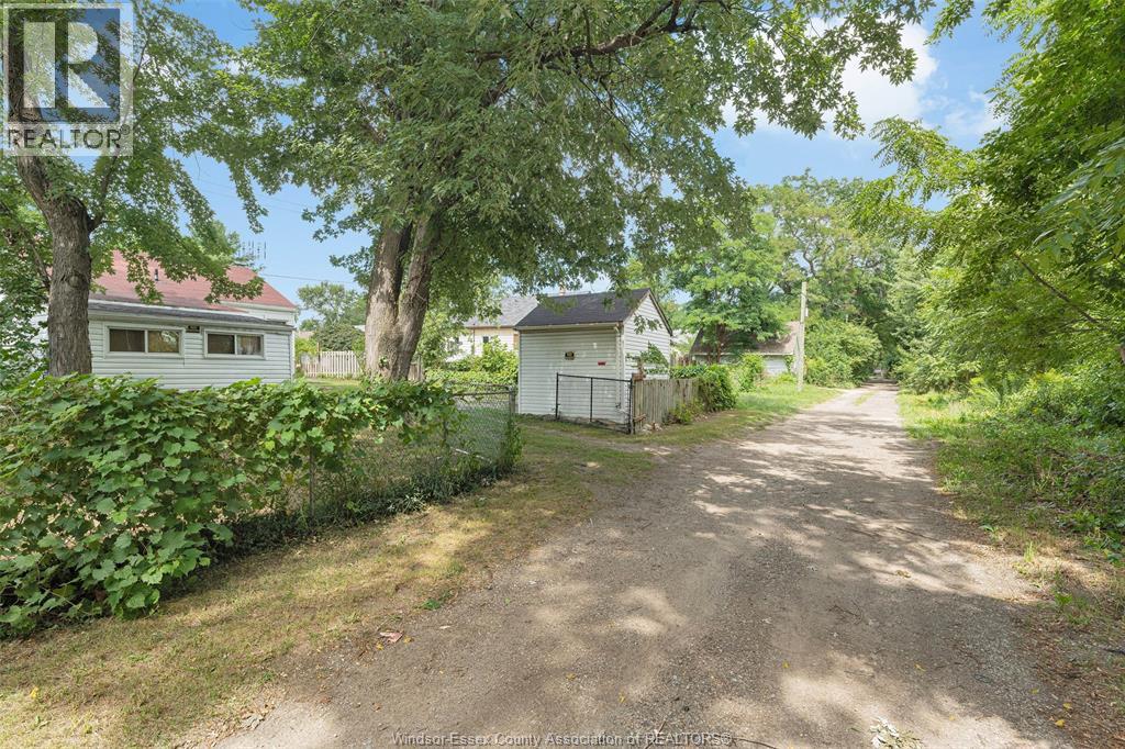 Photo 14 of 3597 Bloomfield, Windsor ON