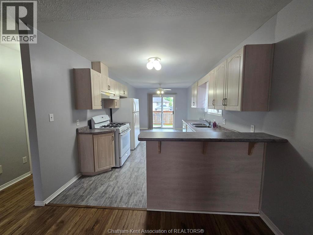 Photo 4 of 75 Taylor Trail, Chatham ON