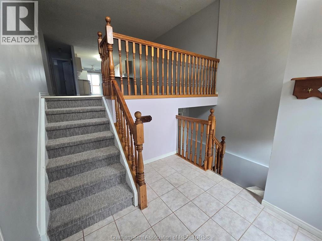 Photo 16 of 75 Taylor Trail, Chatham ON