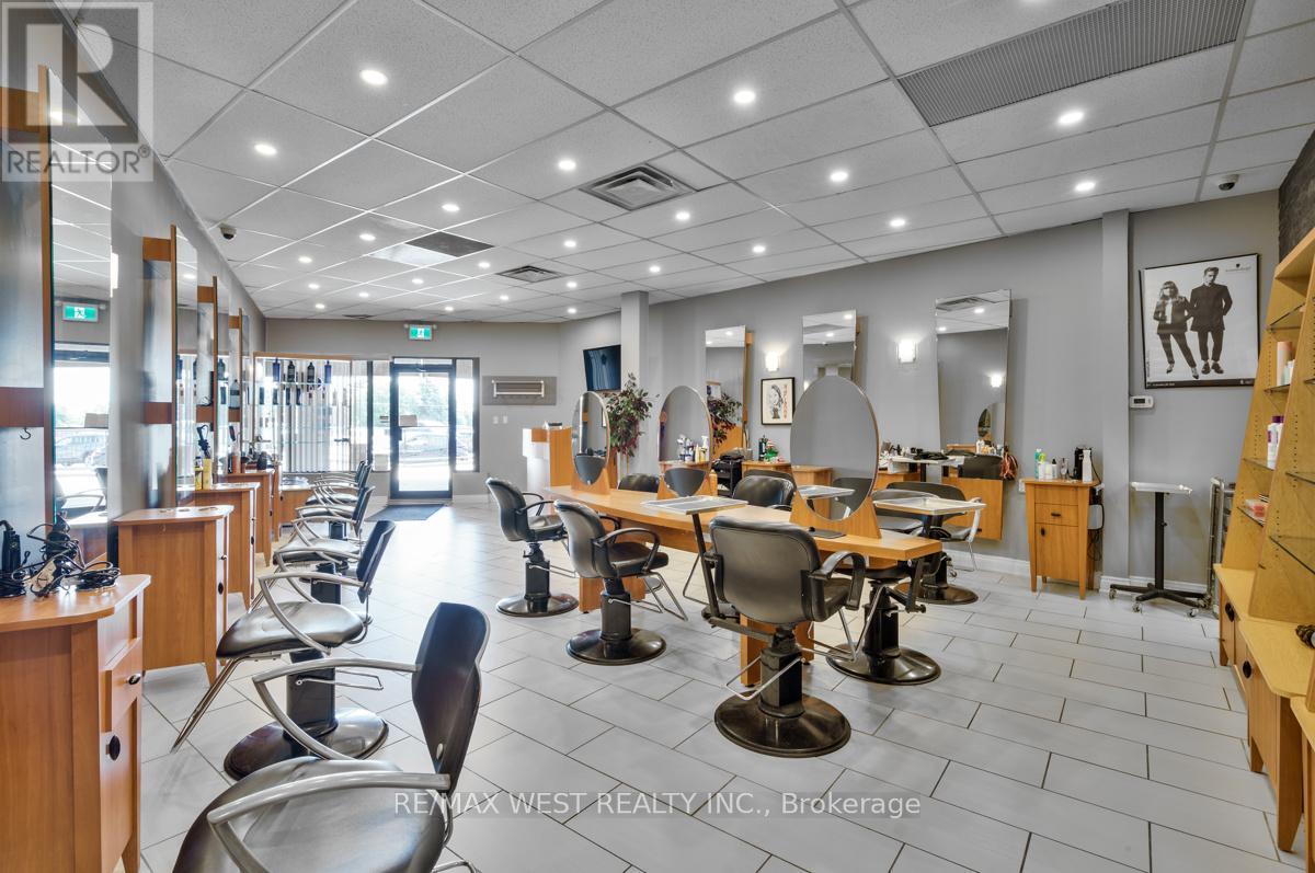 Photo 11 of 7 A 1065 Davis Drive, Newmarket ON