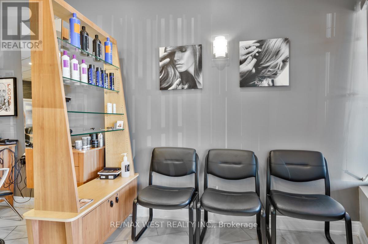 Photo 4 of 7 A 1065 Davis Drive, Newmarket ON