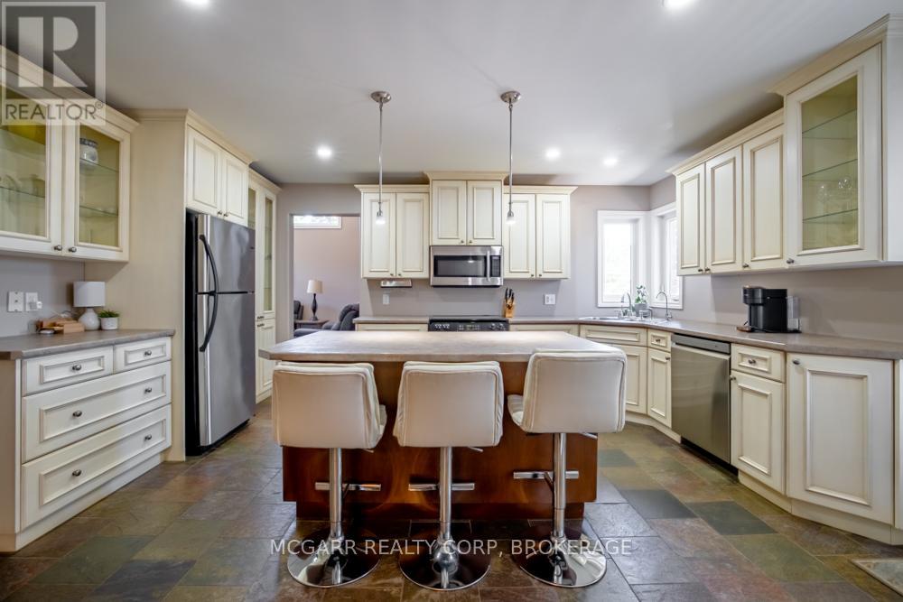 Photo 10 of 38 Nicholas Drive, St Catharines ON