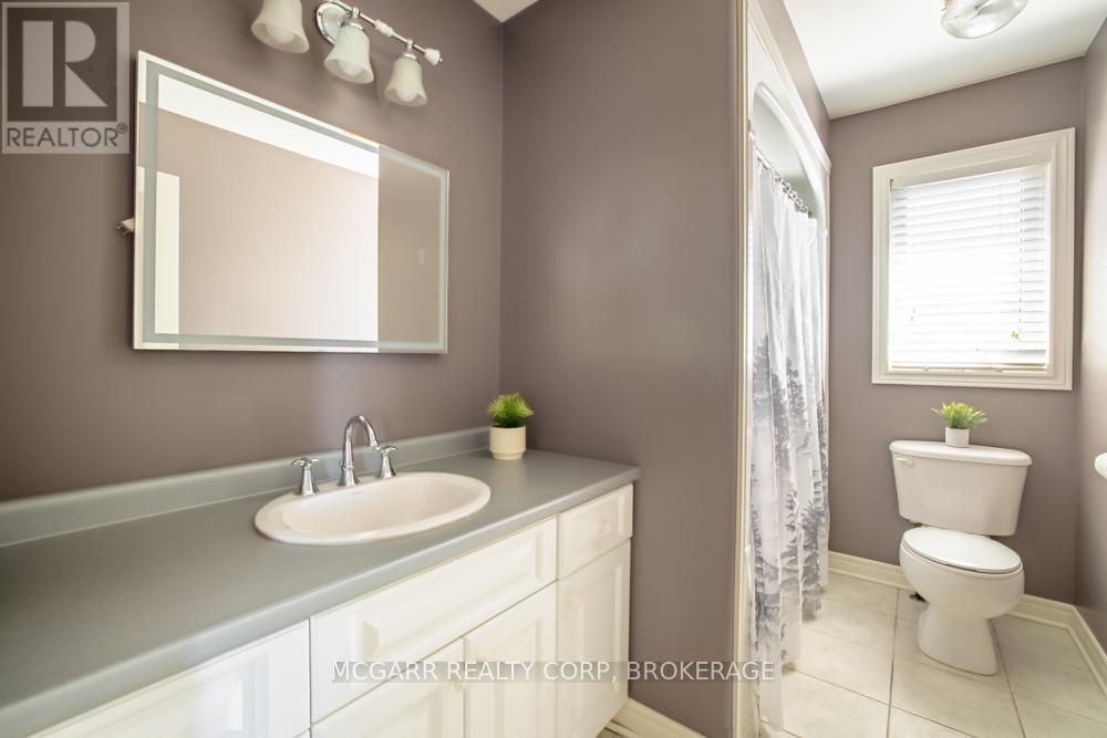 Photo 20 of 38 Nicholas Drive, St Catharines ON