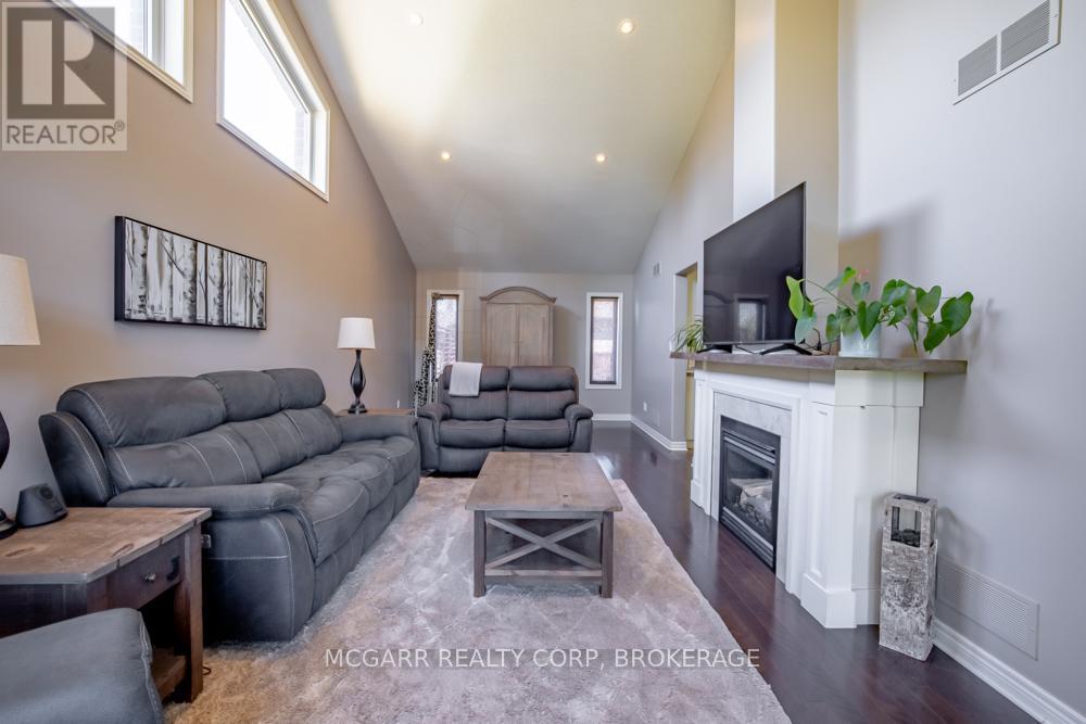 Photo 7 of 38 Nicholas Drive, St Catharines ON