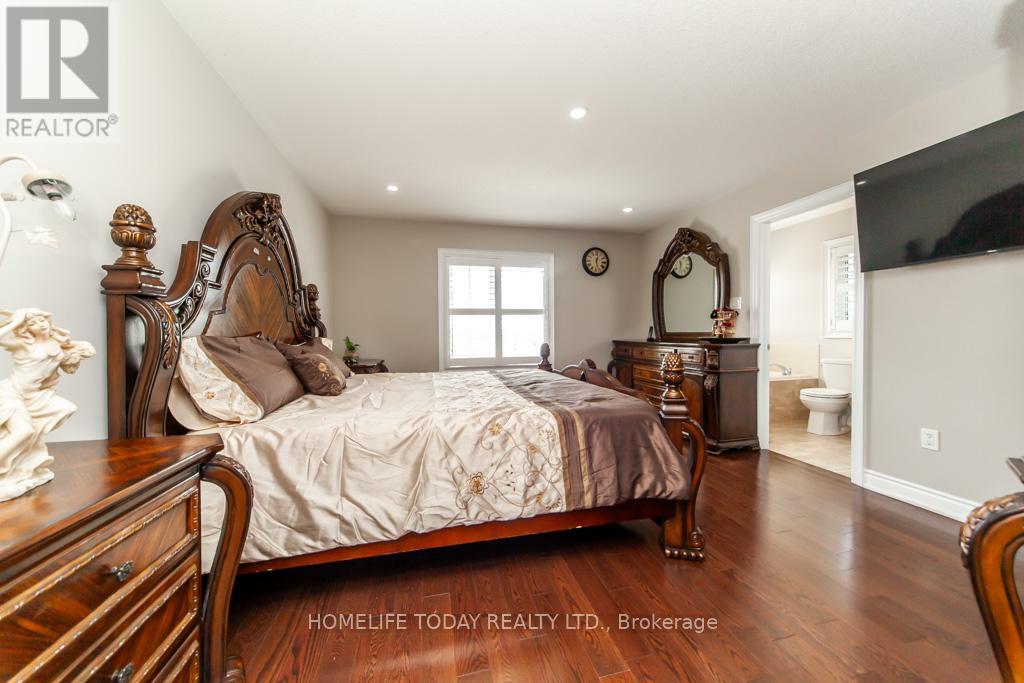 Photo 7 of 238 Wardlaw Place, Vaughan ON
