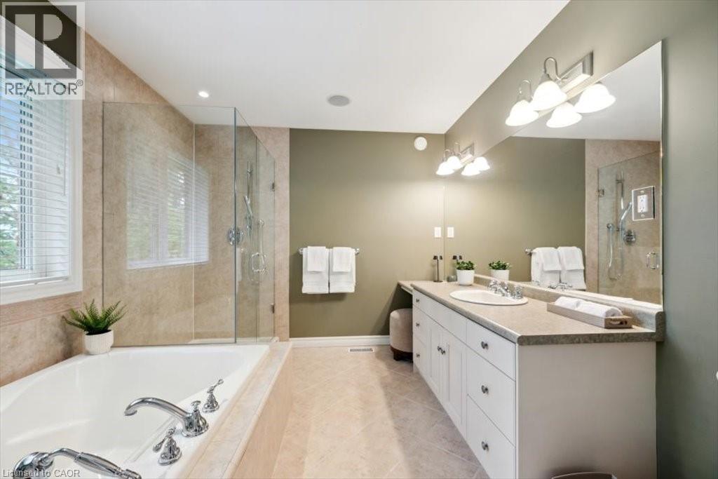 Photo 18 of 572 Falconridge Crescent, Kitchener ON