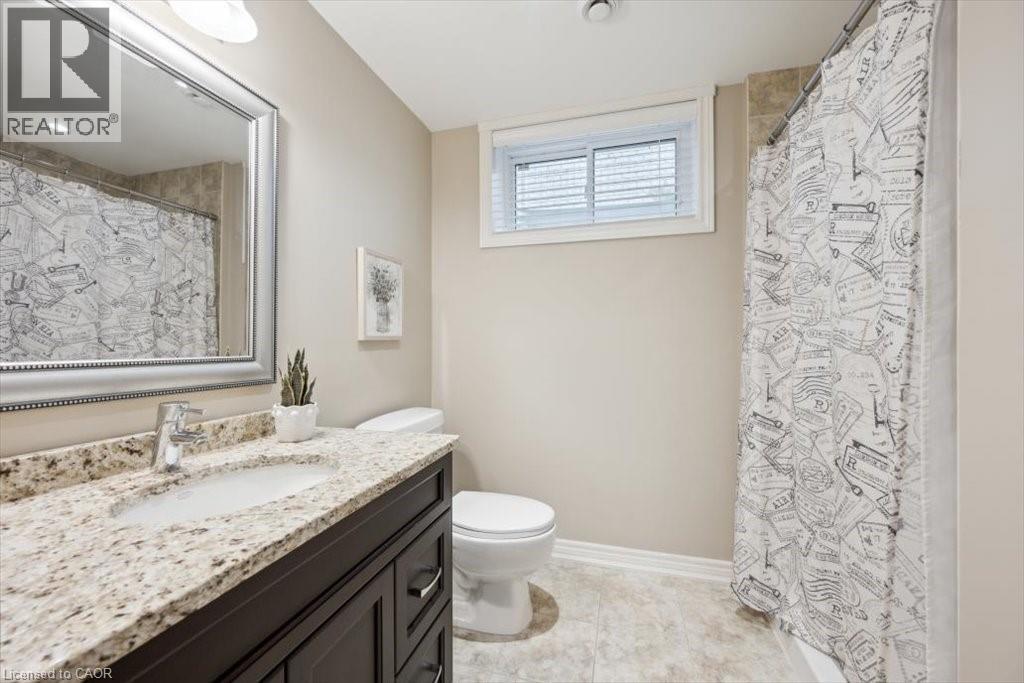 Photo 3 of 572 Falconridge Crescent, Kitchener ON